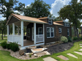 Cozy Tiny Home with Patio - 1 Mile to Town